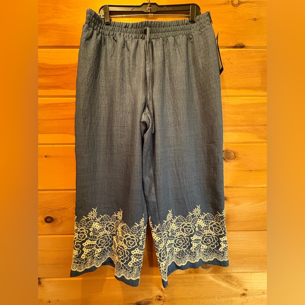 Wren Navy Blue Wide-Leg Capri Pants with Cream Floral Embroidery NWT size L